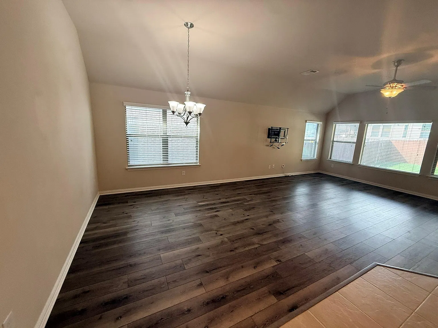 3 bed, 2.0 bath, 1850 sqft, $2,200 — Photo 3
