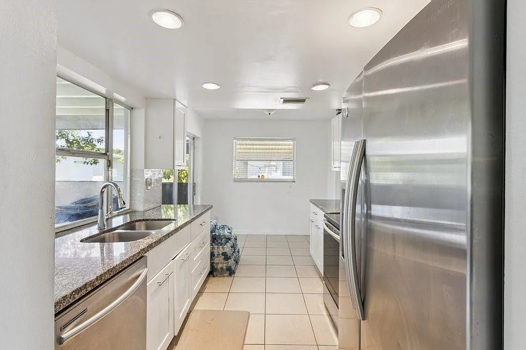 2 bed, 2.0 bath, 1001 sqft, $2,600 — Photo 3