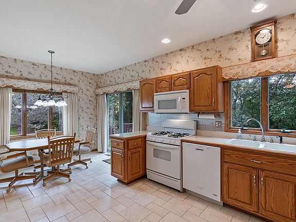 5th image of 21237 Lakeview Ct