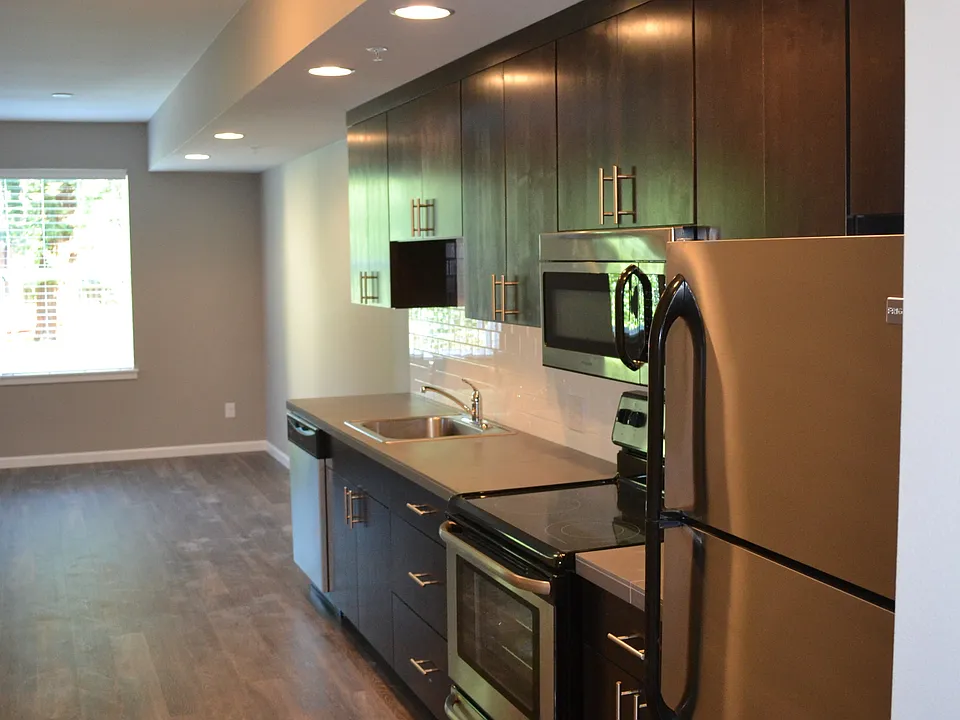6906 N Greenwich Ave #4
