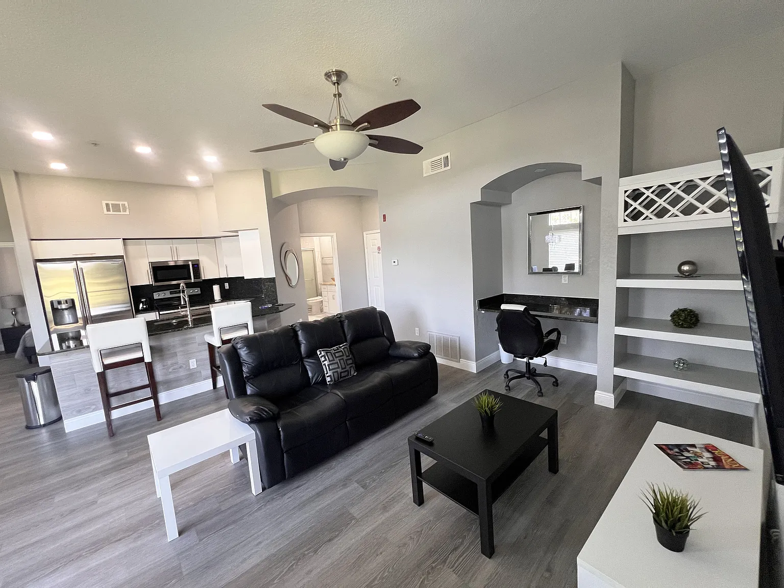 1 bed, 842 sqft, $2,500 — Photo 3