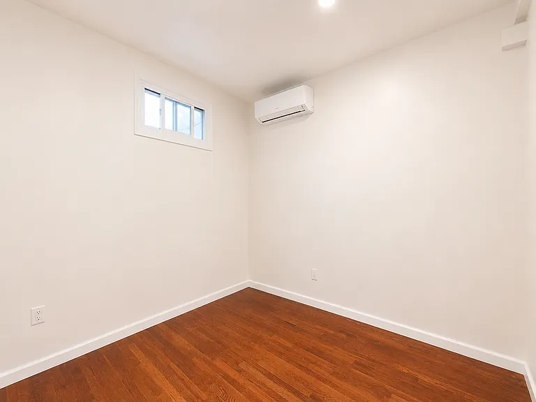 215 E Broadway #2R — Photo 4