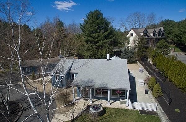 1st image of 9 Nichols Ln