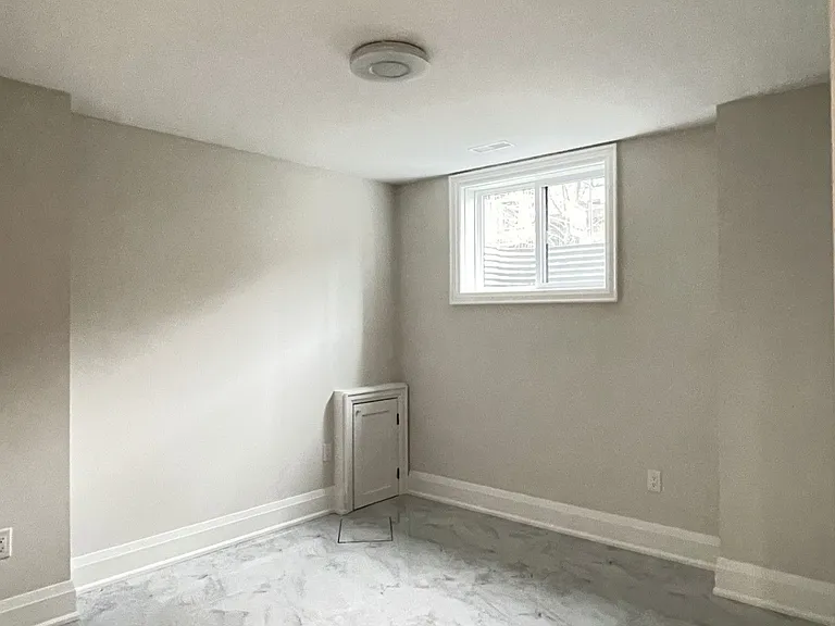 165 Manning Ave #BASEMENT — Photo 18