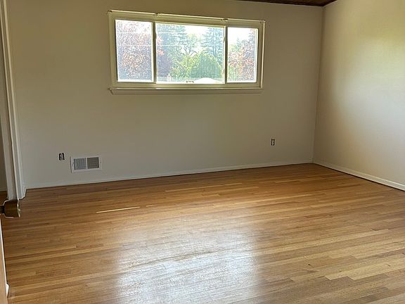 3rd image of 835 Houseman Ave NE