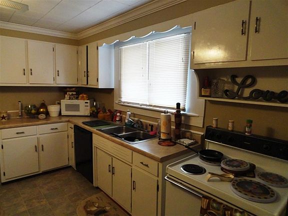 2nd image of 411 Lowe St