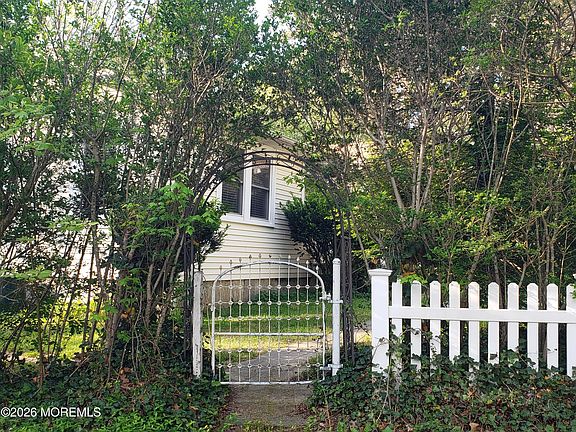 5th image of 689 Freehold Road