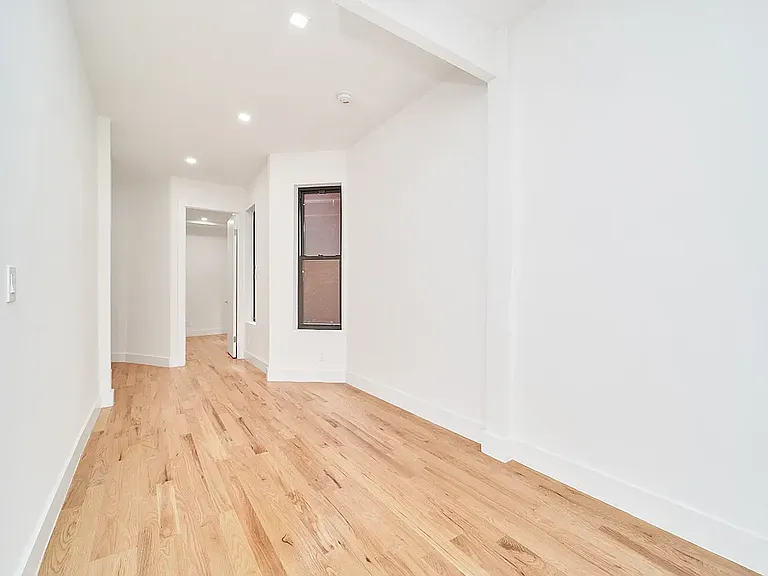 501 1/2 W 43rd St #3W — Photo 6
