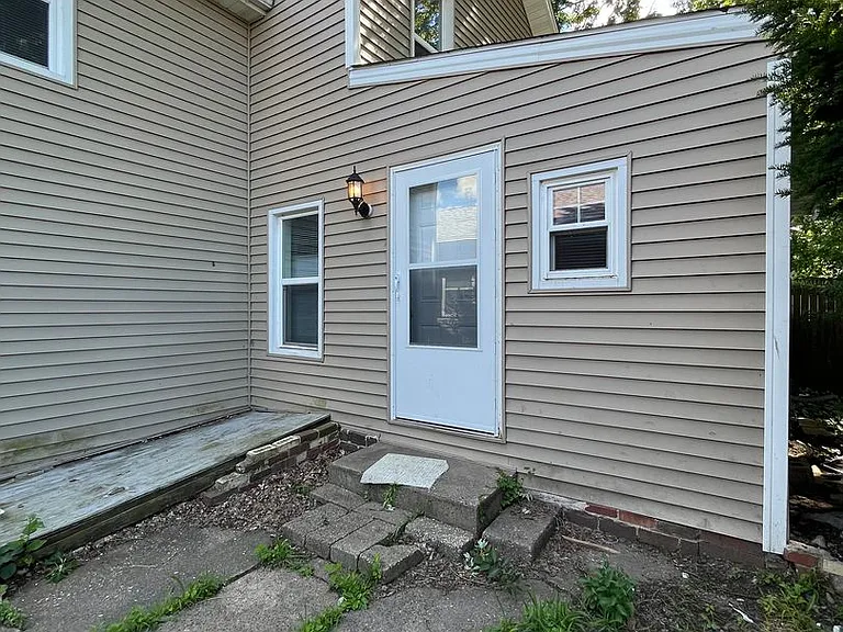 818 Charlotte St — Photo 24