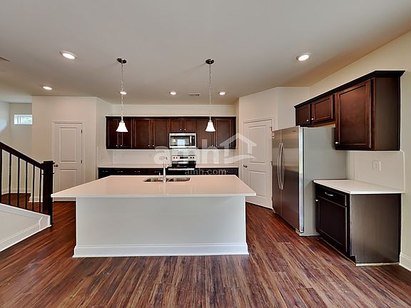 4th image of 899 Carnaby Ln