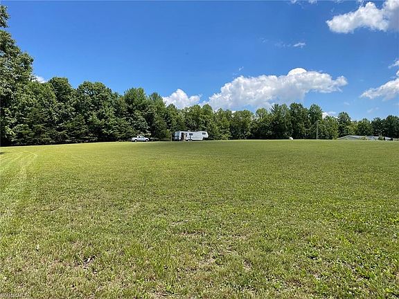 4th image of 1287 Roaring Gap Rd
