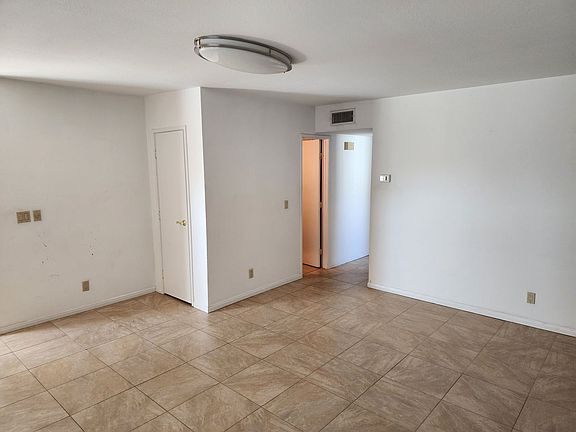 5th image of 1626 W Augusta Dr W