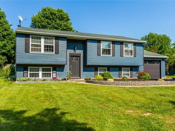 12 Huntington Pkwy, Hamlin, NY 14464