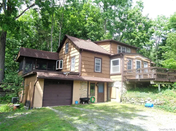 7 Holm Run, Pawling, NY 12564