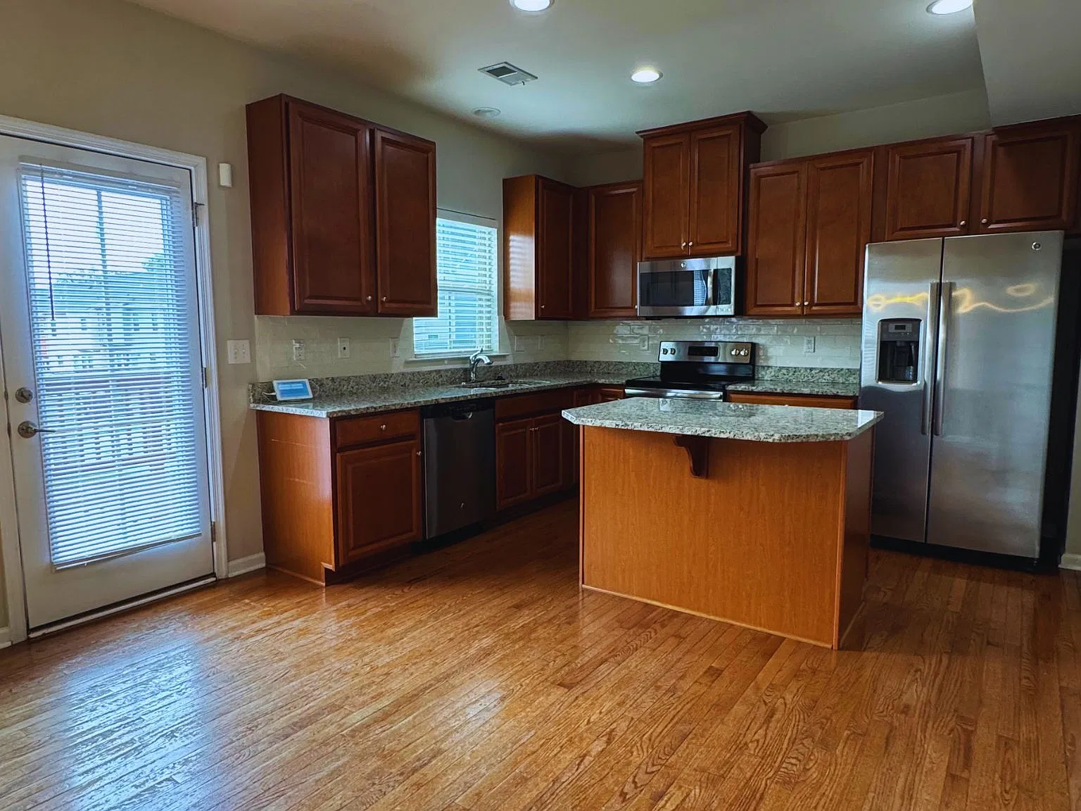 3 bed, 1817 sqft, $2,800 — Photo 3
