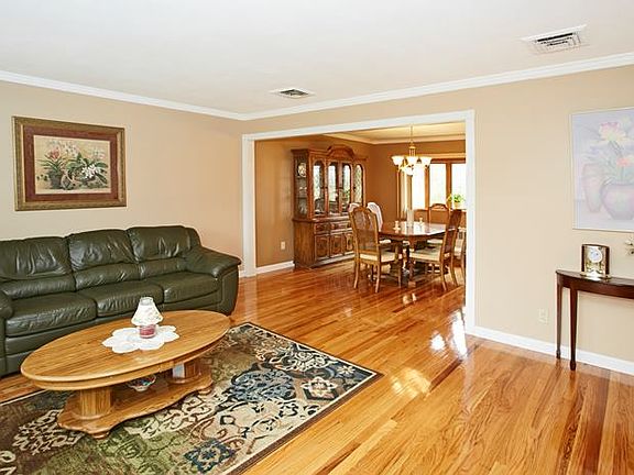 4th image of 12 Lydia Ln