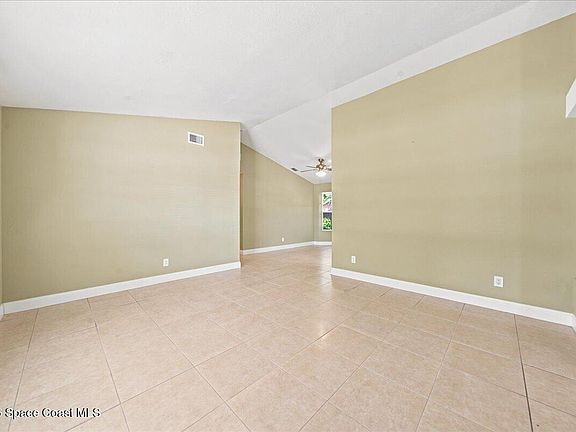 4th image of 813 Emerald Way