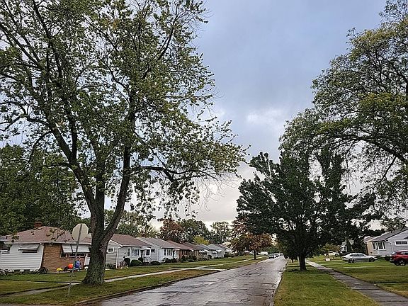 3rd image of 2440 Grovewood Ave