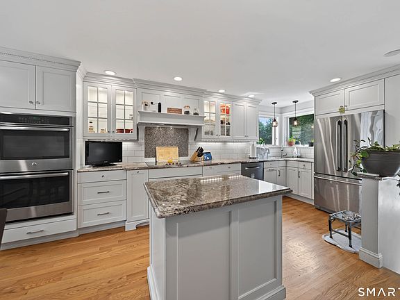 4th image of 215 West Pond Rd Extension