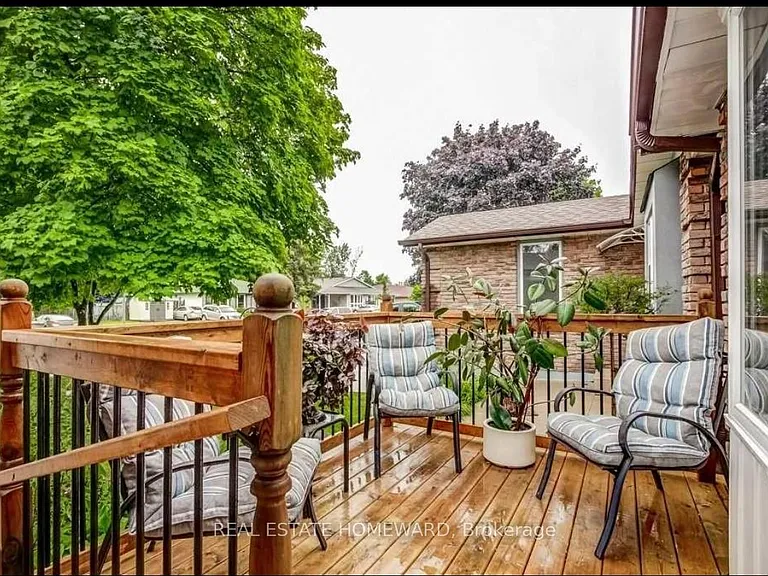 2336 Malcolm Cres — Photo 3