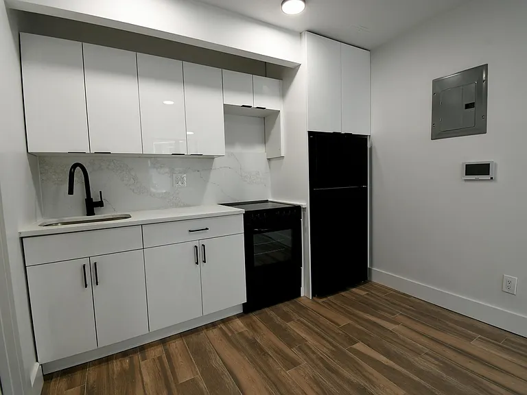 1362 Clay Ave #1 — Photo 2