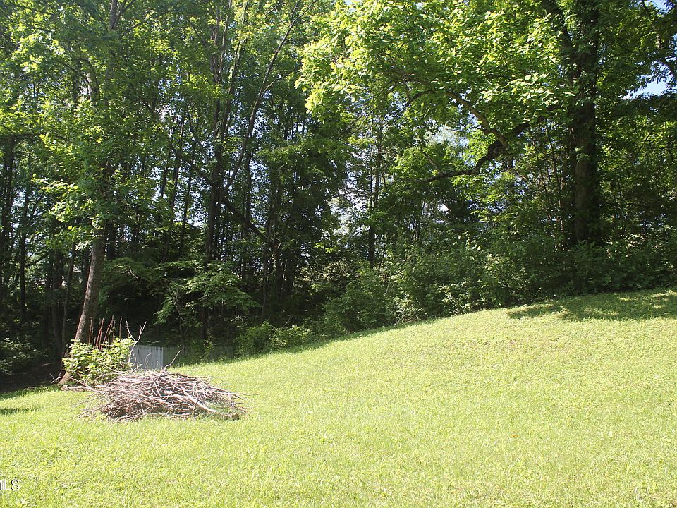 2nd image of 101 Knobb Hill Rd