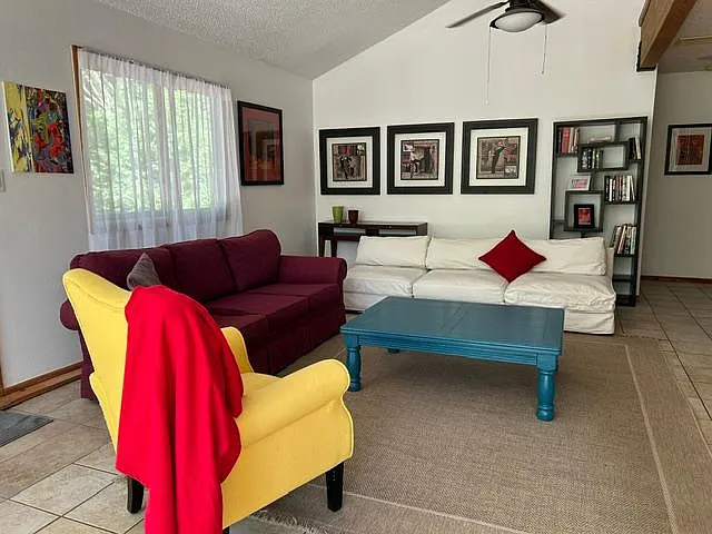 2401 Bennett Ave — Photo 2
