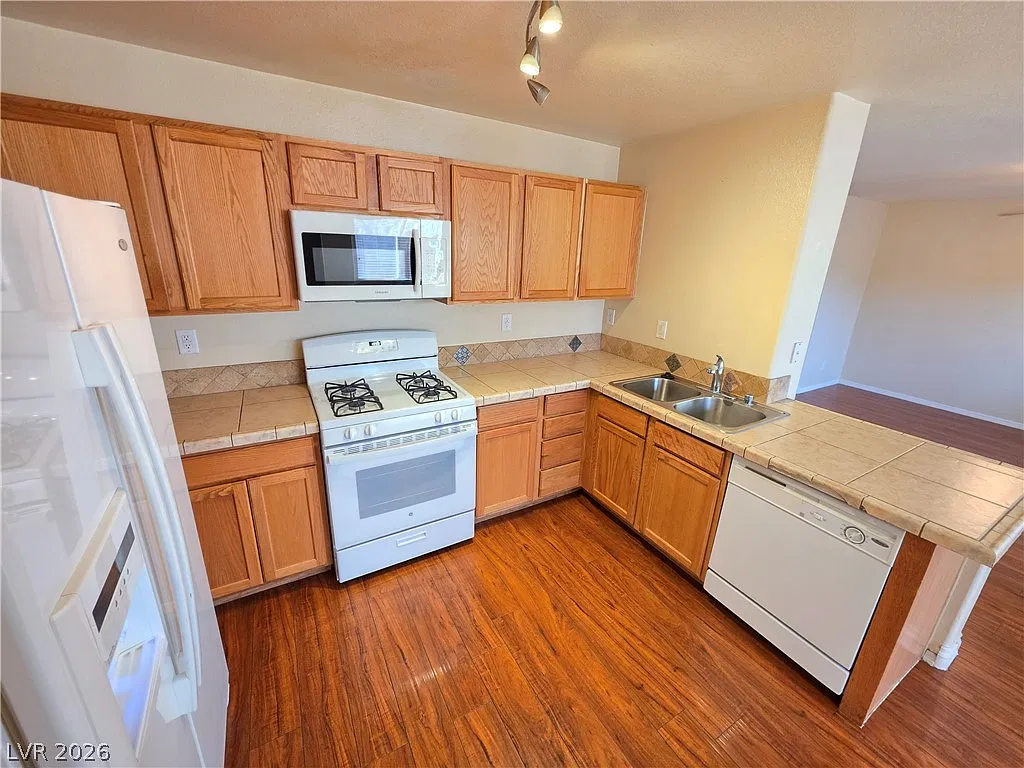 3 bed, 2.5 bath, 1421 sqft, $1,795 — Photo 4