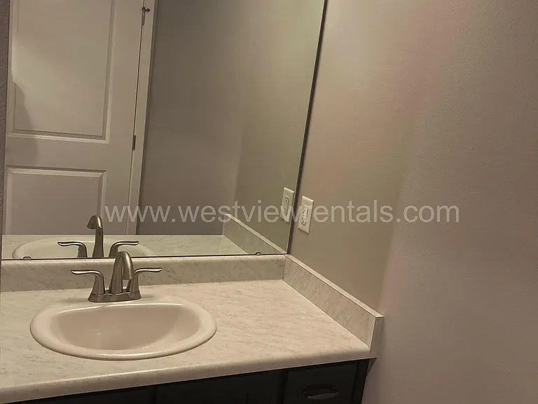 203 E Laurel St — Photo 154