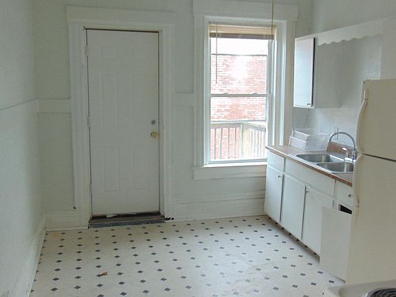 5th image of 3403 Wyandotte St APT 3