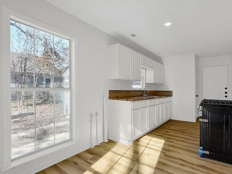 1313 E Lamar St — Photo 9