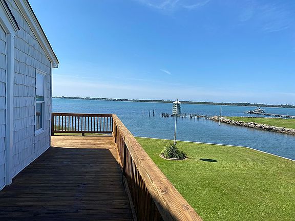 3rd image of 220 Straits Dr