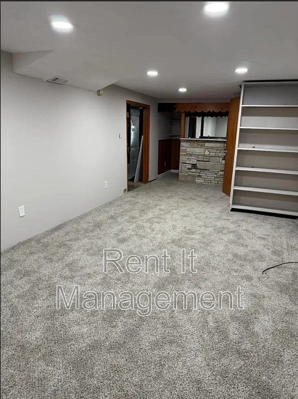 4 bed, 2.0 bath, 1318 sqft, $1,850 — Photo 2