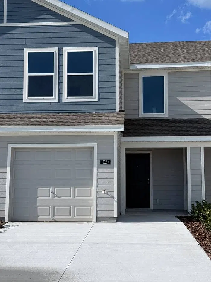 3 bed, 2.5 bath, $1,800 — Photo 1