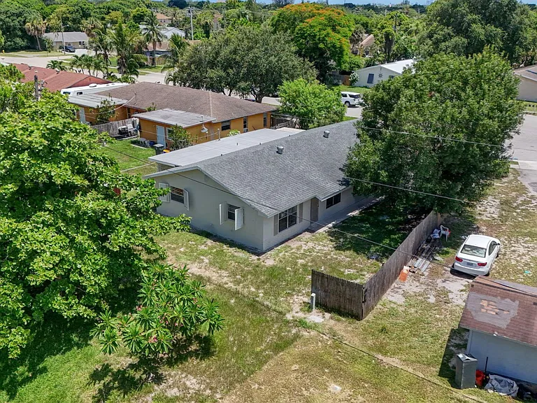 3943 Roan Ct W — Photo 43