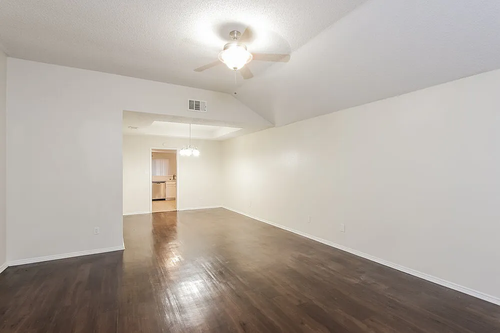 3 bed, 2.0 bath, 1650 sqft, $2,045 — Photo 4