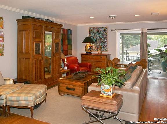 3rd image of 328 E Lullwood Ave