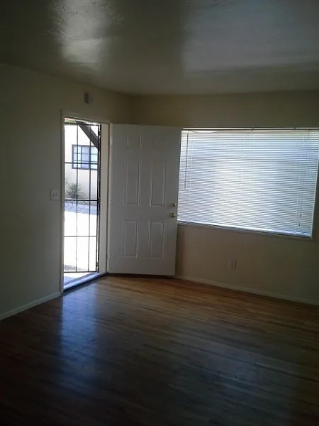 One Bedroom Apartments with Private Patio — Photo 4