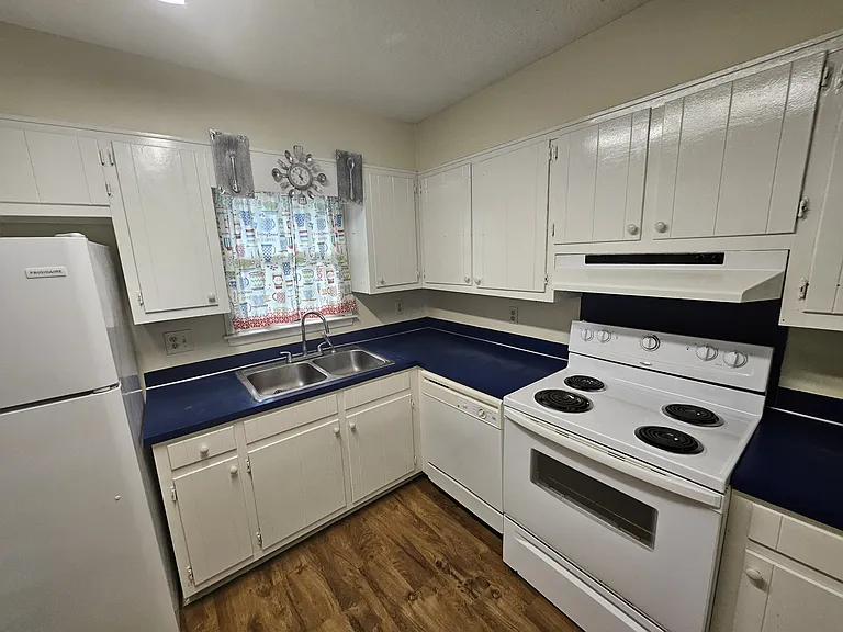 102 Cedar Ct #B — Photo 5