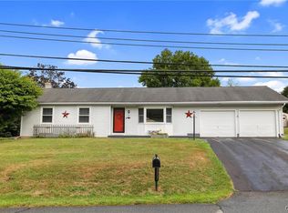 511 Oak Tree Ln, Nazareth, PA 18064