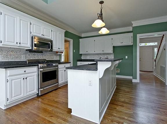 Granite tops in kitchen w/ gas stainless stove. Vaulted eat in area
