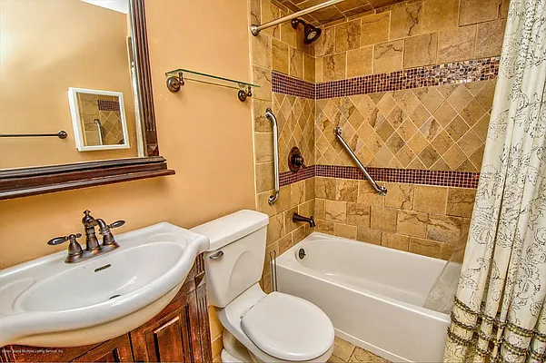 Sold by REMAX Elite | media 16