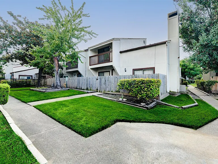 3915 Tanglewilde St #3915 — Photo 17