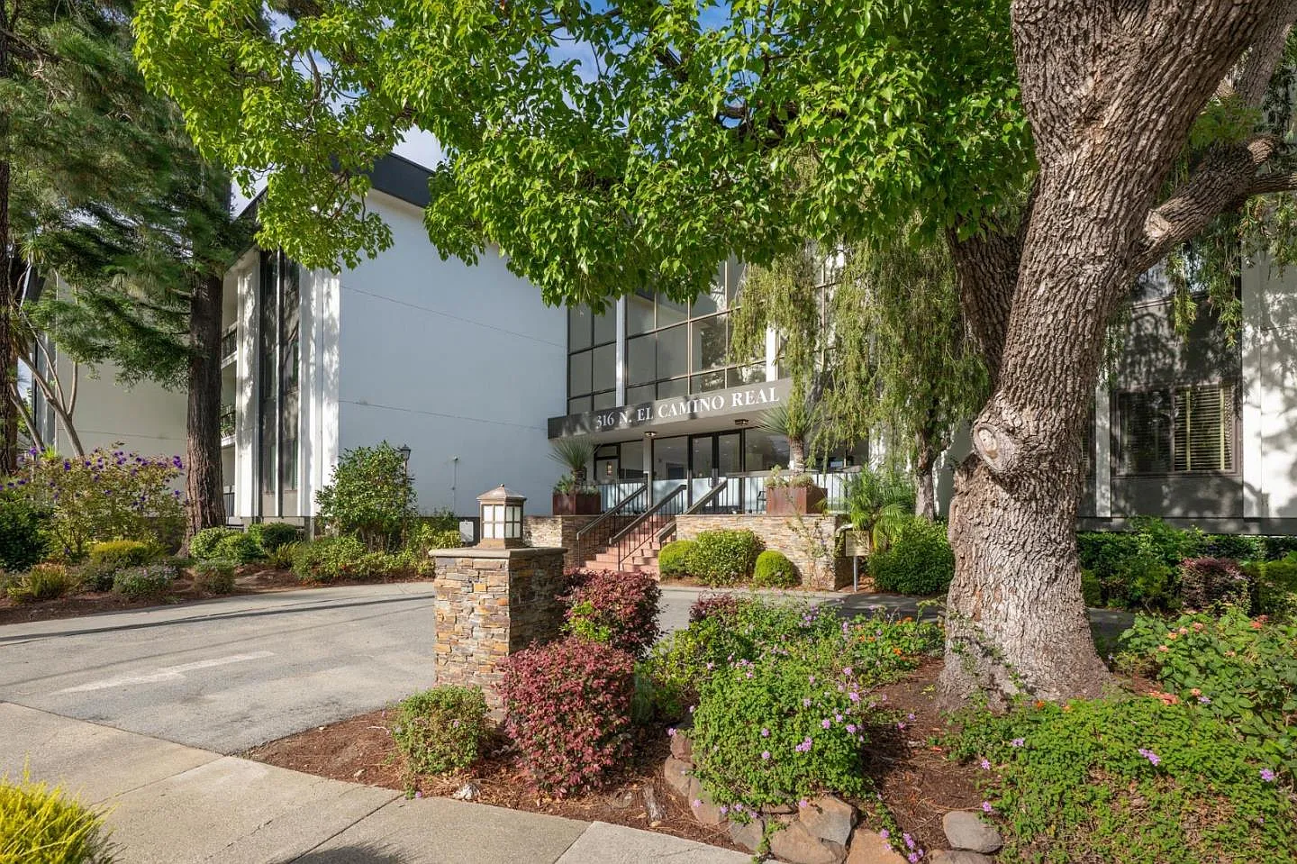 2 bed, 1082 sqft, $3,795 — Photo 1