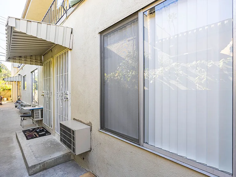 1132 Rosedale Ave — Photo 3