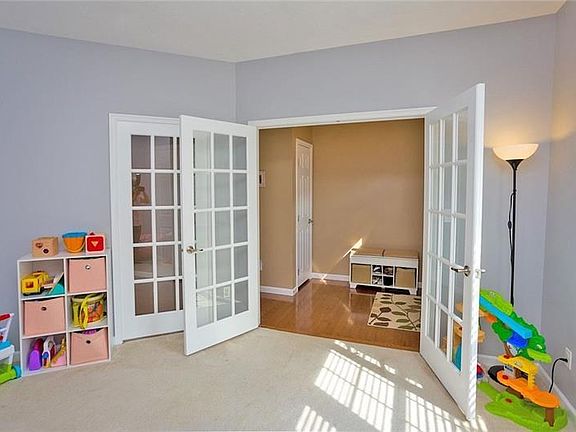 5th image of 141 Bradford Square Dr