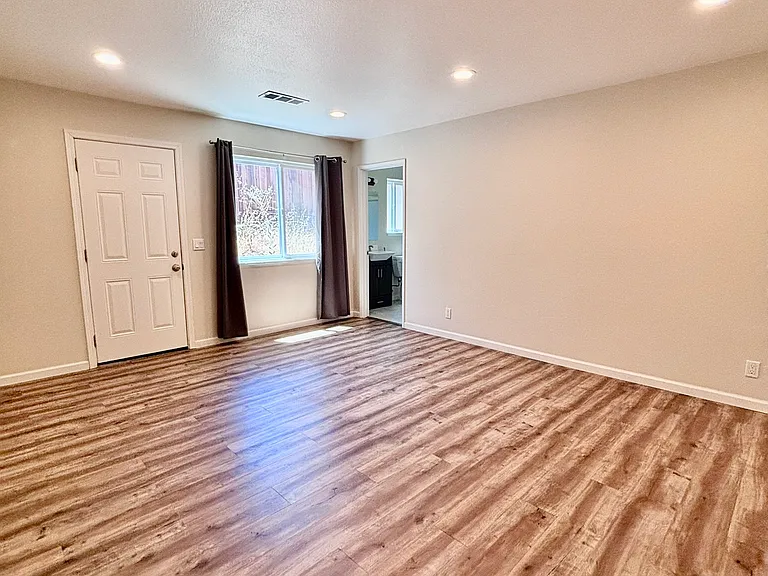 5009 Lyng Dr — Photo 16