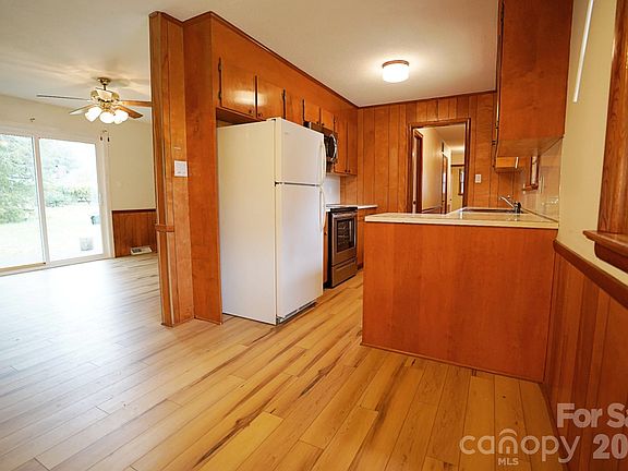 5th image of 915 Woods Dr