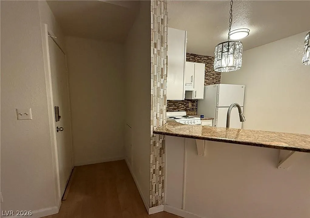1 bed, 1.0 bath, 462 sqft, $1,050 — Photo 3