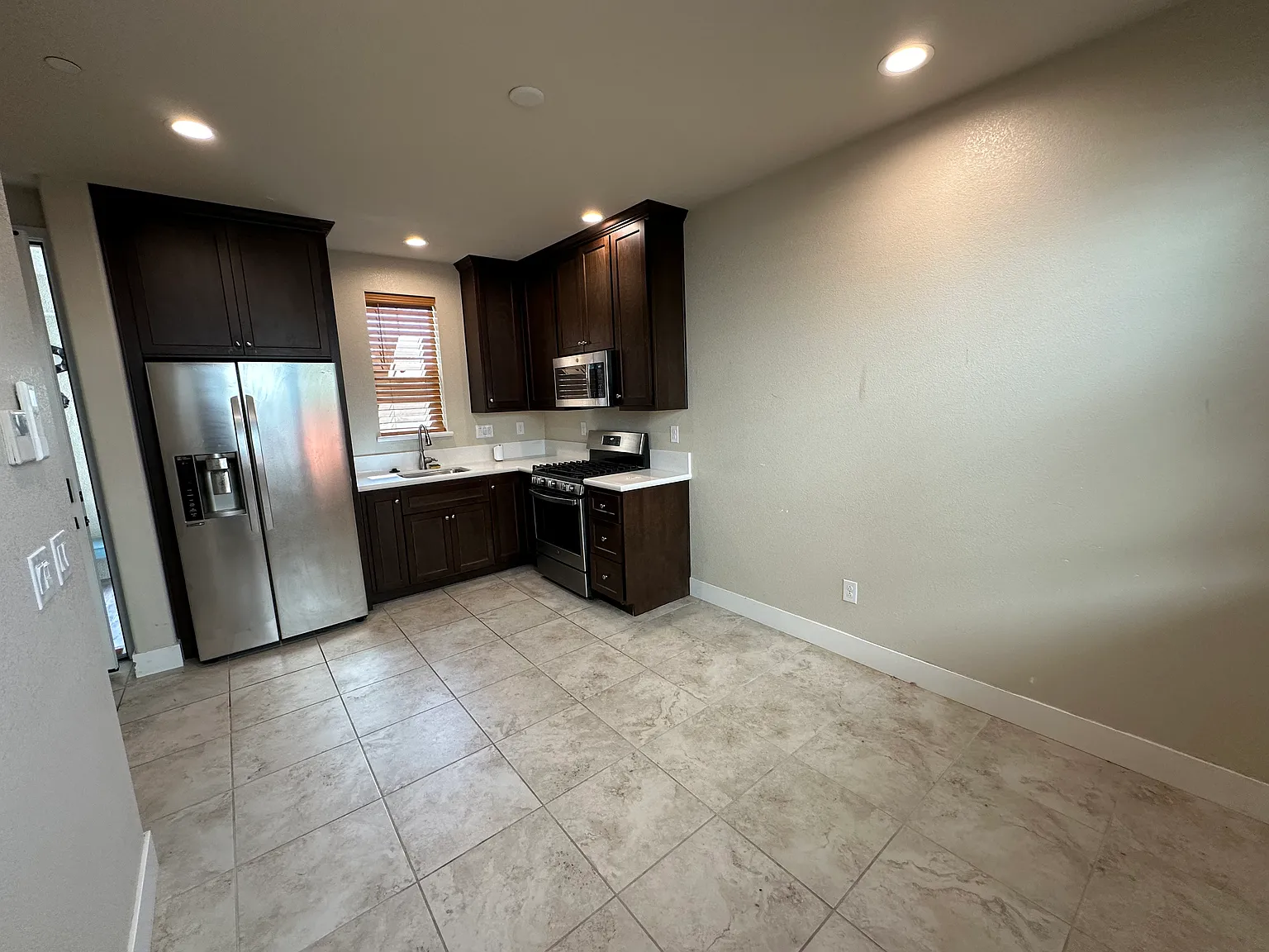 537 W Holt Ave — Photo 3